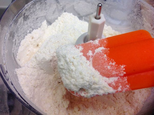 將麵粉和奶油丁一起放入食物調理機中, 用按壓攪打一下然後停一下, 連續幾次, 將麵粉和奶油丁打碎或勻, 至粉粒狀