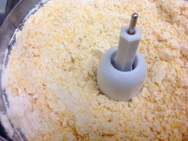 將cheese分兩次放入食物調理機, 也以同樣按壓攪打然後停的方式混勻