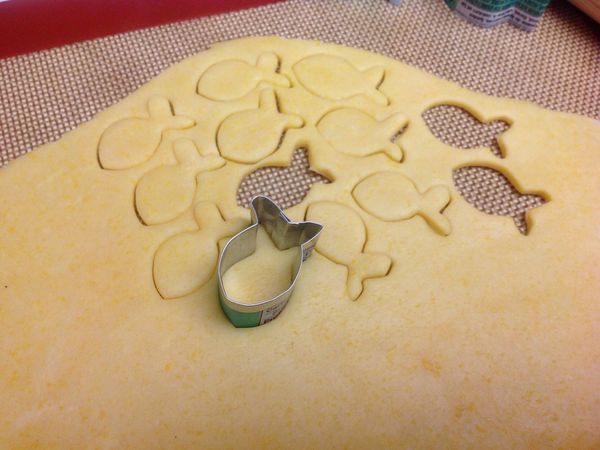 我用的自製的小魚模具(全長3公分), 壓出小魚的圖案, 排列在烤盤上, 可以排的緊密一點, 因為這款餅乾受熱後只會往上膨脹!