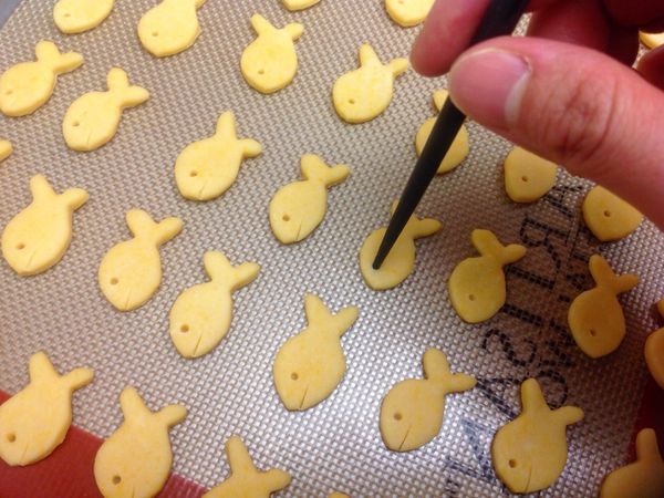 烤盤排滿小魚後, 若發現麵團有點太軟, 將整盤餅乾放到冷凍庫約3-5分鐘左右稍微硬一點, 取出再用筷子刺出眼睛