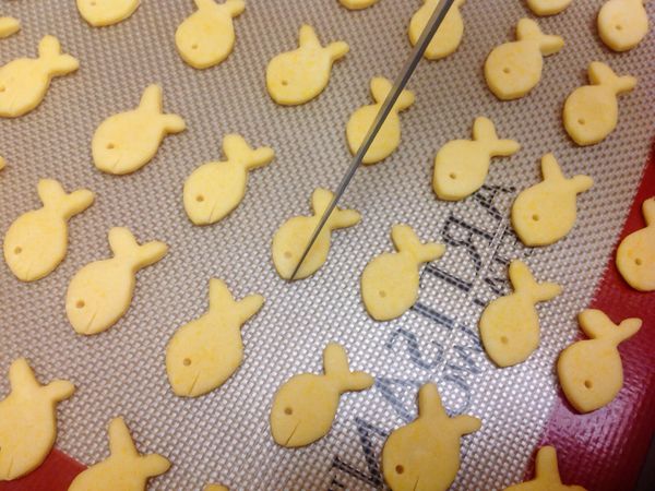 用刀子在眼睛下方劃一橫(嘴巴), 就可以直接放入已預熱攝氏175度的烤箱, 烤約13-15分鐘到邊邊金黃色即可