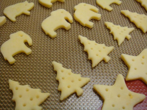 若是用稍微比較大的模具, 建議在餅乾麵團刺小洞, 幫助餅乾內部熟透