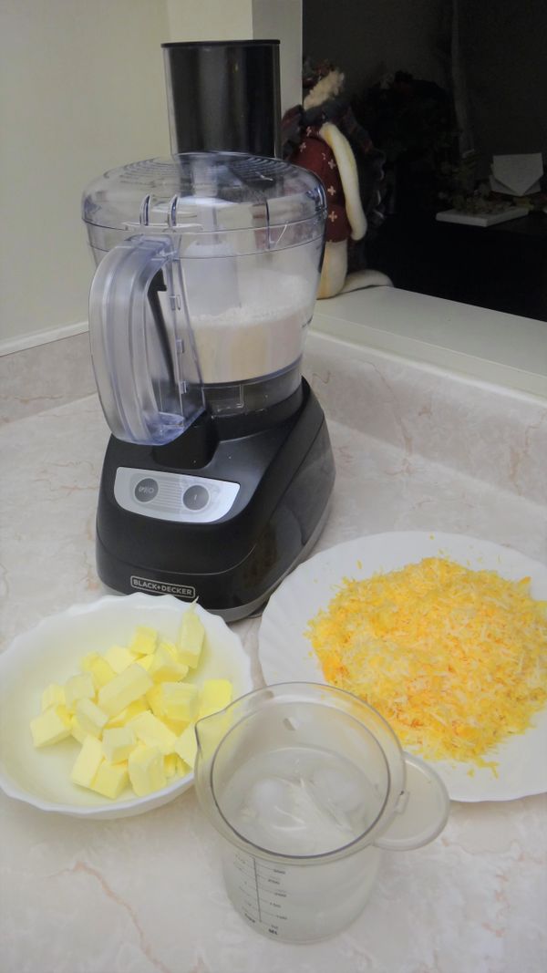 準備工作: 無鹽奶油切小丁, 放冷凍到硬 (前一天先放冷凍); 將cheese刨絲; 準備一杯冷水, 內放冰塊; 烤箱預熱175度C