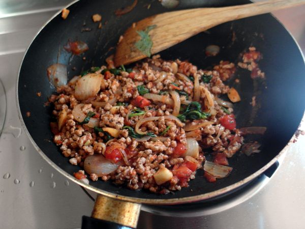 加入番茄泥,番茄醬,黑胡椒將肉炒熟,起鍋前加入鹽巴調味,加入九層塔炒香即可