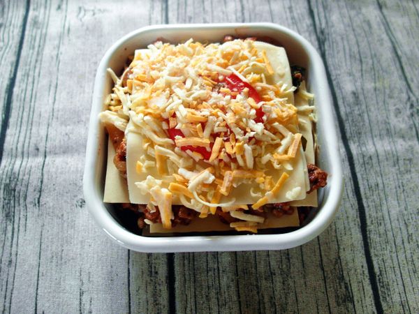 最後灑些焗烤起司,依照千層麵包裝所建議時間烘烤