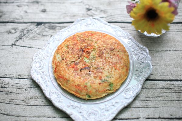 待蛋汁表面凝固後輕輕搖動平底鍋，若米煎餅可以移動再用鍋鏟輕輕盛盤再翻面繼續煎，兩面煎至上色就完成了。