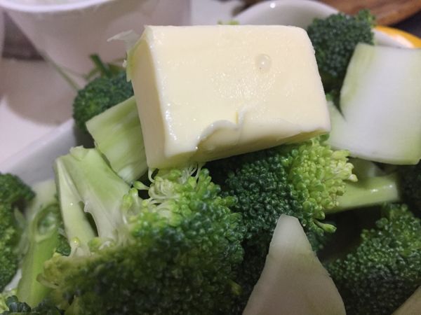 花椰菜洗凈切小多，連同奶油放入滾水川燙，滾水中加入少許鹽巴