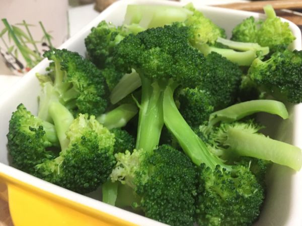 川燙好的綠花椰菜盛起放涼