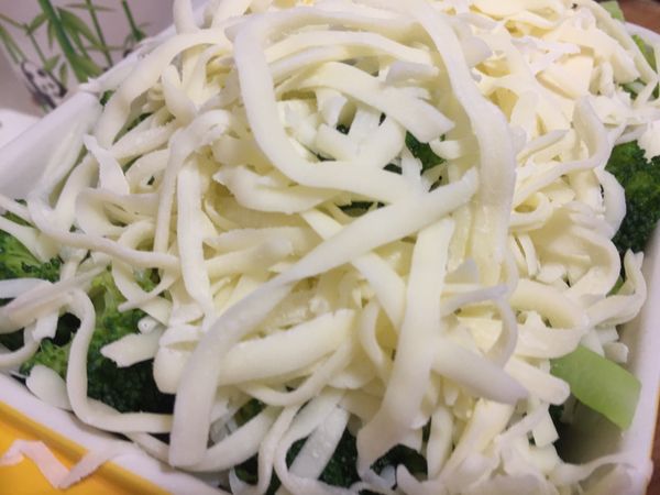 灑上大量起士絲，放入烤箱上下火180度烤15分鐘即可