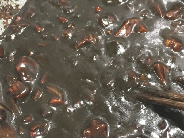 煮好麵撈起準備。
炒料：順序炒肉、炒洋蔥丁、紅蘿蔔丁、馬鈴薯丁,炒熟後加入準備醬料，最後春醬拌炒，最後一分鐘後再入混合好的太白粉水炒勻。