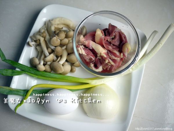 準備[主食材]HOTKO鴻喜菇[副食材]牛肉／洋蔥／青蔥