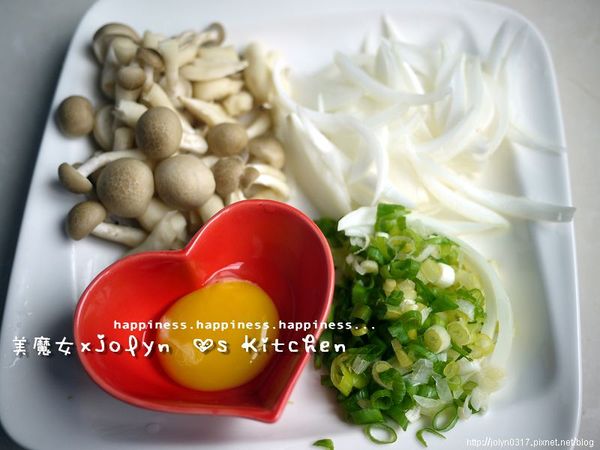 洋蔥切絲／青蔥切蒽花／蛋黃；HOTKO鴻喜菇分成適量大小