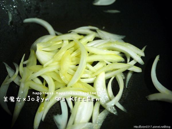 熱鍋後加入奶油，待融化後放入洋蔥絲，以小火炒至5分熟