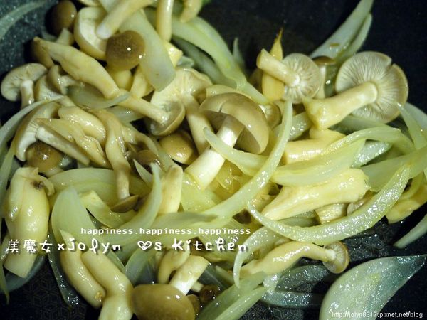 加入鴻喜菇炒至５分熟