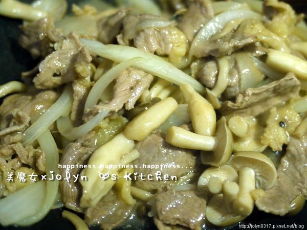 拌炒牛肉片約７分熟