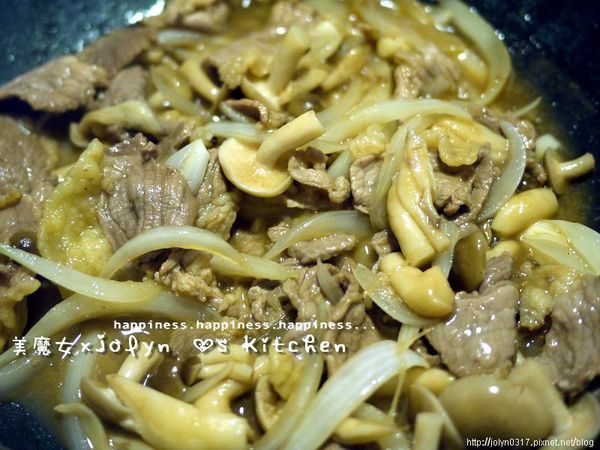 準備一碗公熱騰騰白飯，將做法5.的材料覆蓋上後再淋上碗底醬汁，置上蛋黃／青蔥花，灑上七味粉，ｆｉｎｉｓｈｅｄ．