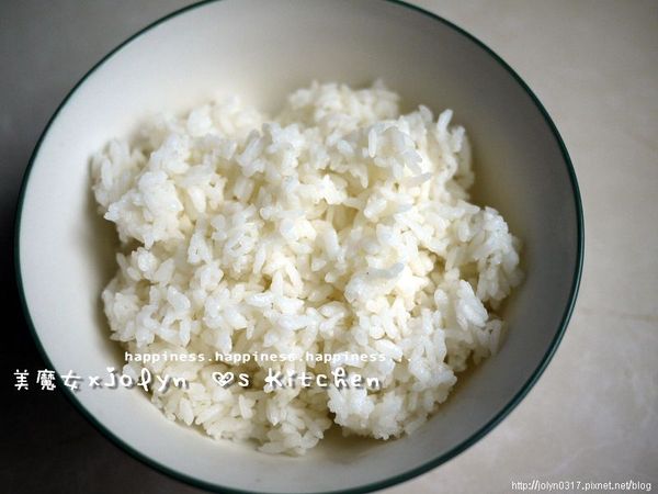 準備一碗公熱騰騰白飯，將做法5.的材料覆蓋上後再淋上碗底醬汁，置上蛋黃／青蔥花，灑上七味粉，ｆｉｎｉｓｈｅｄ．