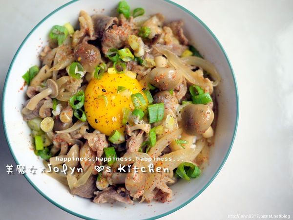 將做法10．.的材料覆蓋飯上後，再淋上碗底醬汁，置上蛋黃／青蔥花，灑上七味粉，ｆｉｎｉｓｈｅｄ