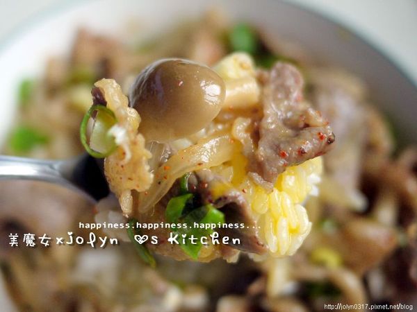 將飯趁熱拌入蛋黃汁液混合著食材一併食用唷～