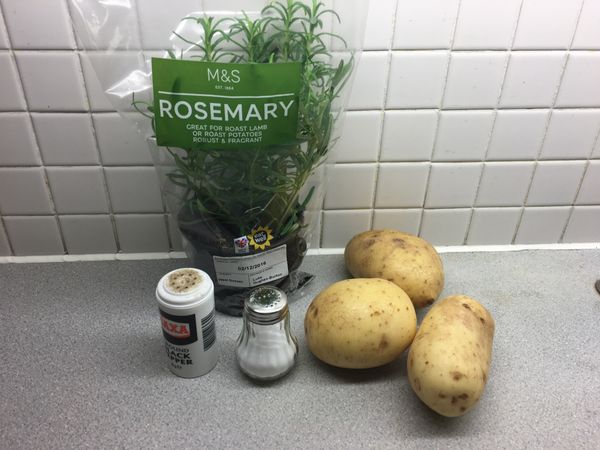 本次的準備材料。迷迭香手邊只有活生生一顆，否則也可以選擇乾燥罐裝的，或是直接省略。