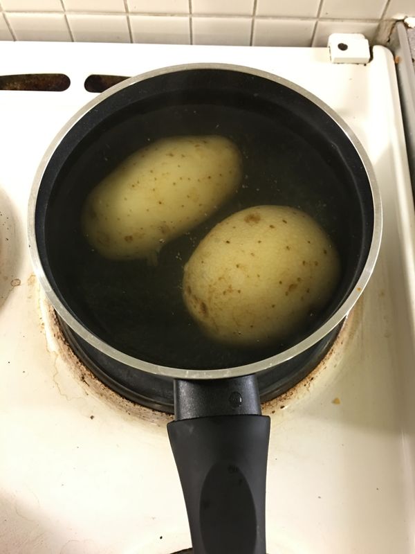 首先，先水煮馬鈴薯，讓他變熟。