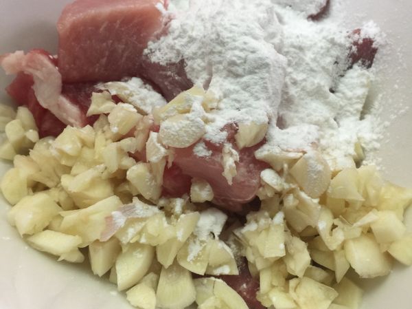 肉切好丟蒜頭跟太白粉馬殺雞