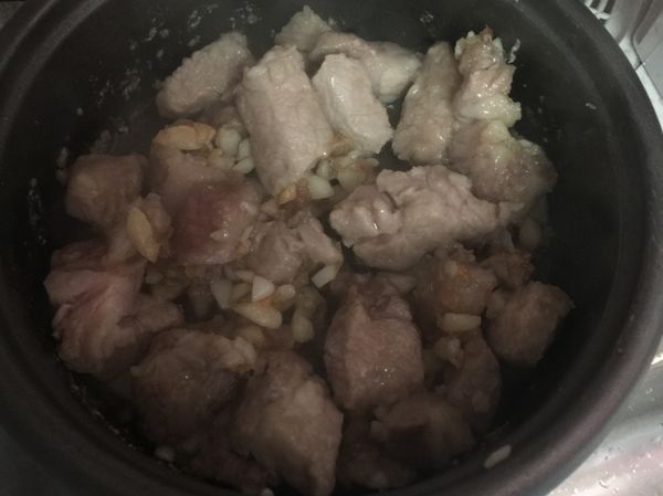 油加多一點直接丟肉（就那一碗包括醃料蒜頭）
有的人會用炸的
哈庫洗94懶 一鍋到底啦