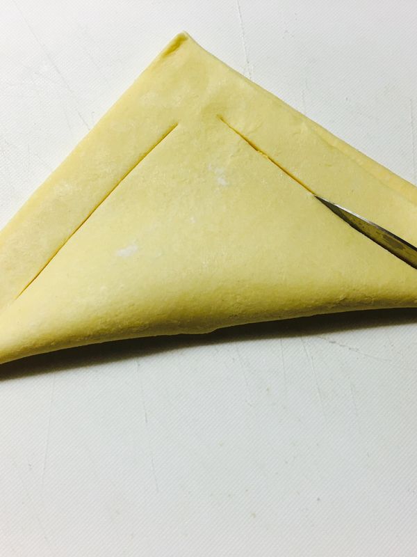 《造型一》
正方酥皮對摺成三角形，並以刀在兩側各切一段（如圖）