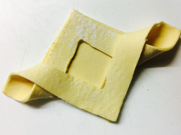 打開酥皮，上下交疊