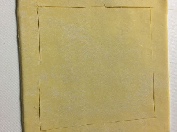 《造型三》
正方酥皮四邊等距，每邊左右各切一刀，中間不連貫；但是垂直的部分刀痕要連接（如圖）