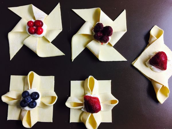 放上自己喜歡的莓果
烤箱200度烤15-18分鐘左右