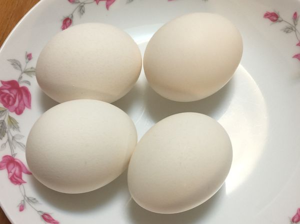 將蛋放入電鍋蒸熟，外鍋加水一杯，記得蛋要先洗再放入，這樣比較衛生喔！