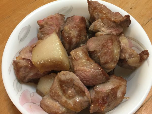 炒菜鍋倒入食用油4湯匙，待油熱後將五花肉放入，每一塊表面煎香後取出