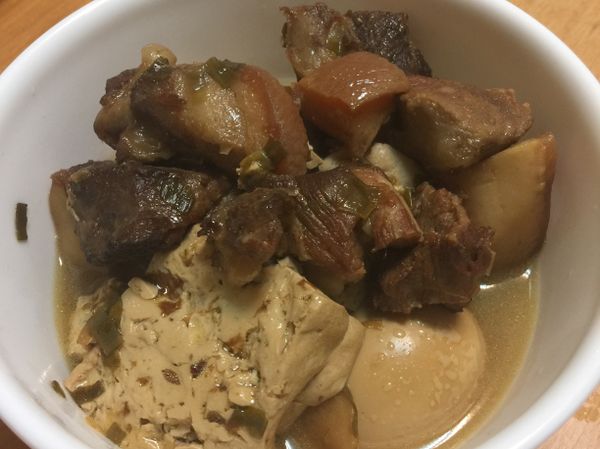 煎完五花肉的油瀝出一半，放入蔥薑蒜爆香後，再加入剛才煎好的五花肉，拌炒後加入水、醬油、糖及米酒，板豆腐切成8塊，蛋去殼後一併加入，待滷汁大火滾後轉小火燉煮約半小時，就有一鍋香噴噴的家常紅燒肉了。