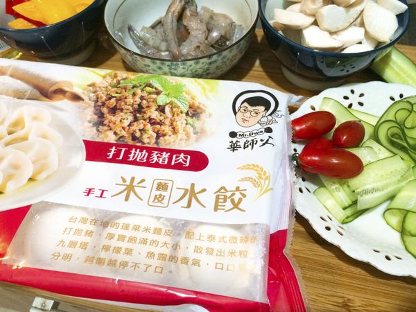 準備材料1.杏包菇切小塊2.彩椒切小塊3.小黃瓜片薄片4.小番茄切圓片5.蝦子去殼，要留尾巴，這樣熟成後比較美6.蒜切末（醬料用）7.紅石榴撥好備用8.美生菜清洗乾淨，並用手撥小片