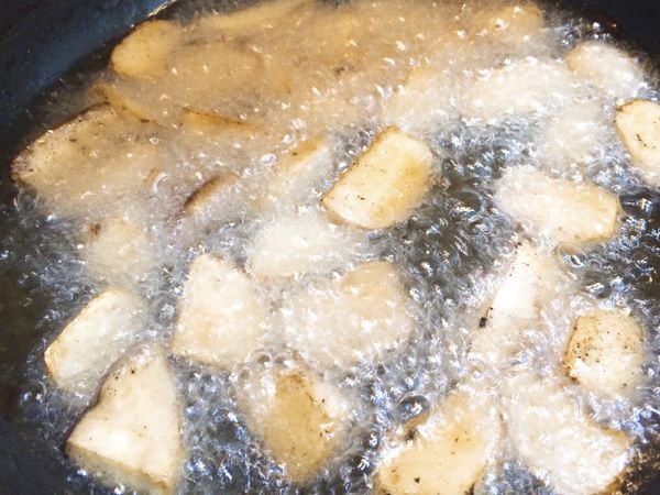 杏包菇下鍋油炸至金黃撈起備用，彩椒快速下鍋炸一下就可以撈起