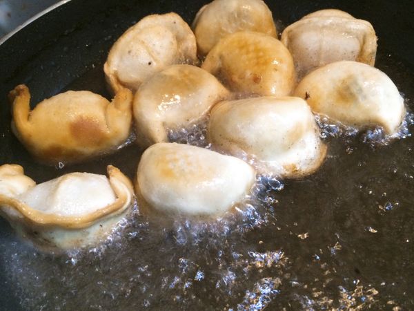 放入餃子炸到金黃色，餃子炸的時候要小心油爆！