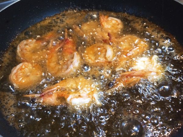 再把蝦子也放入鍋中油炸，變色就可以取出，請把所有油炸過的食材都瀝乾油份！這樣吃起來才不會過於油膩