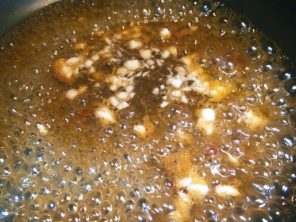 煮醬料，泰式雞醬+番茄醬+糖+蒜末，煮滾冷卻就可以使用（比例上可依照自己的口味調整，泰式雞醬本身甜味就有，所以可以自行斟酌是否再加糖）