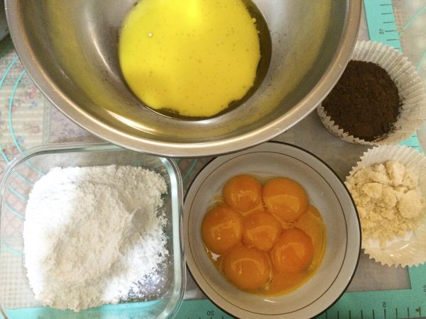 備好材料 1.蛋白，蛋黃分開（裝的容器要乾淨，無油無水） 2.低筋麵粉，巧克力粉過篩 3.烤箱預熱170度