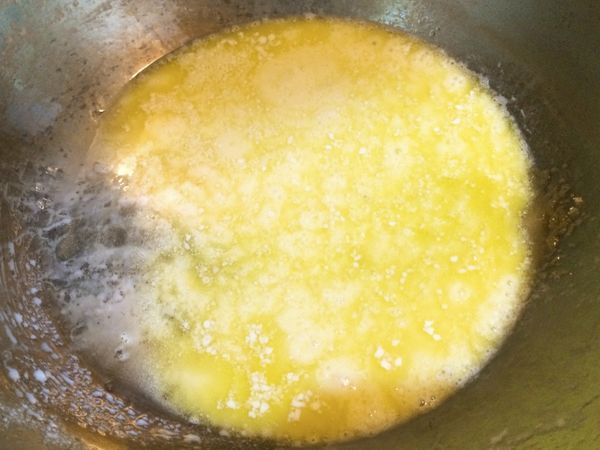 把牛奶，液態油，放入鍋中，煮到熱，不需要到煮沸！所以很快就熱喔，因為裡面的液體量不多，熱了就可以加入20g糖拌勻