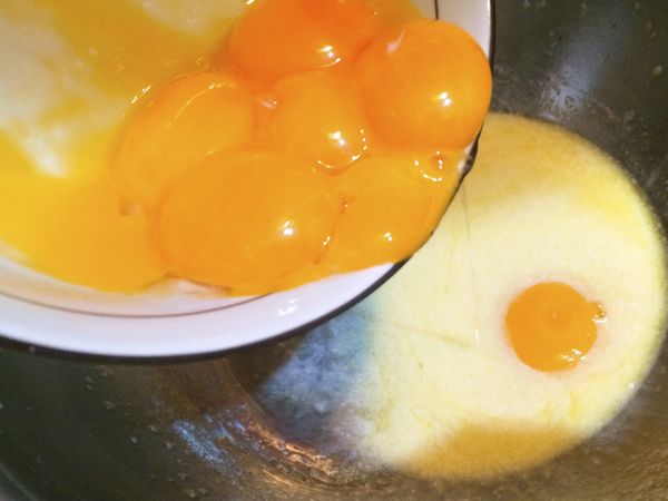 離火，分次加入蛋黃，並攪拌均勻