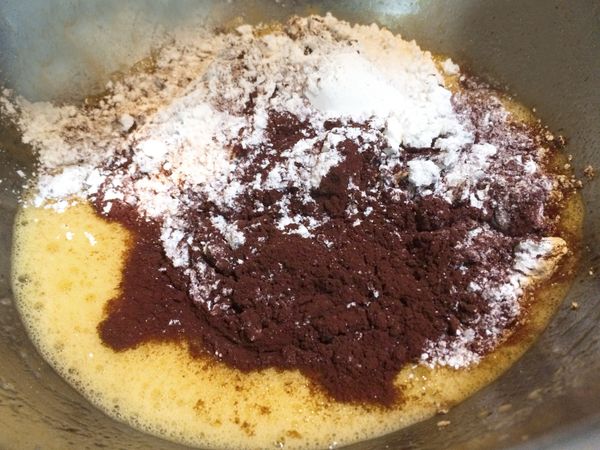 加入巧克力粉，低筋麵粉