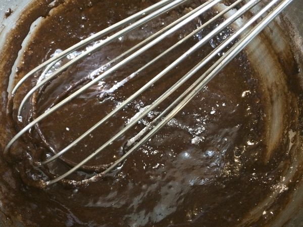 快速拌勻，看不到粉粒就可以，不要過度攪拌，拌勻的麵糊就先放旁邊，等等使用