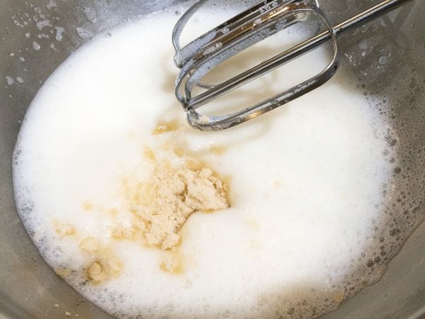 再分次加入80g的糖，讓蛋白打發