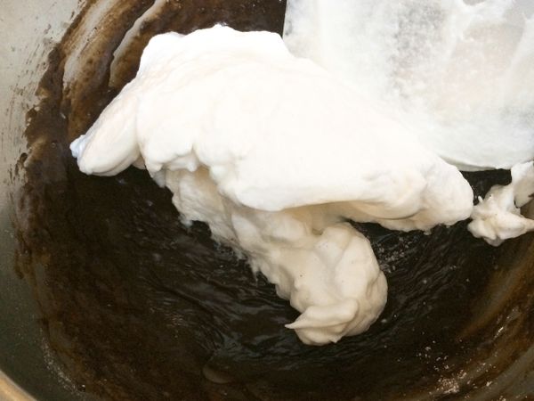 先取一部份打發蛋白與巧克力麵糊攪拌均勻