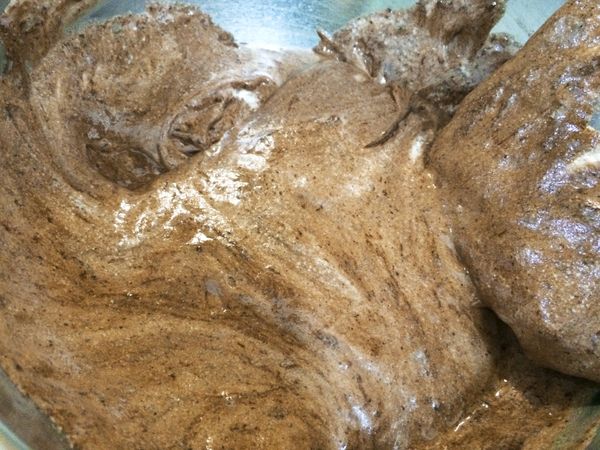 麵糊倒入打發蛋白裡，一樣攪拌均勻，顏色一致，看不到粉粒，就可以倒入烤模裡