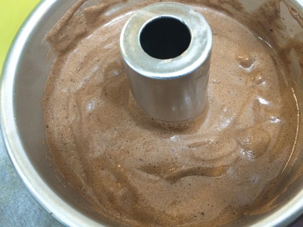 混合好的麵糊，倒入烤模，這個配方用的是8“模，但是這次烤的戚風不想要長那麼高，所以使用了1個8”模跟4“模，這樣兩個烤出來的高度就不會過高，裝飾上水果就很可愛喔！**倒入麵糊約到模的半滿，倒好敲兩下，震出氣泡，這動作可以讓蛋糕組織更細緻。