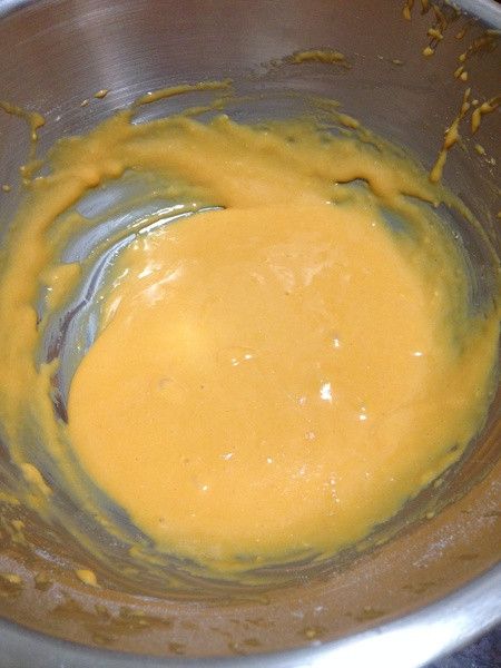 先製作蛋黃糊
先將蛋黃與砂糖攪拌到泛白，在將蛋黃先跟沙拉油攪拌均勻，拌勻後加入牛奶在拌勻，最後加入過篩的低粉(輕輕拌勻以免出筋)
烤箱預熱上下火150