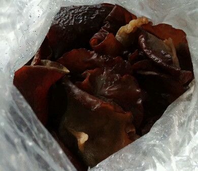 將木耳洗好放到電鍋
裡面蒸一至兩個小時
最好是加薑片一起蒸
我不切硬的部分直接都丟進去煮